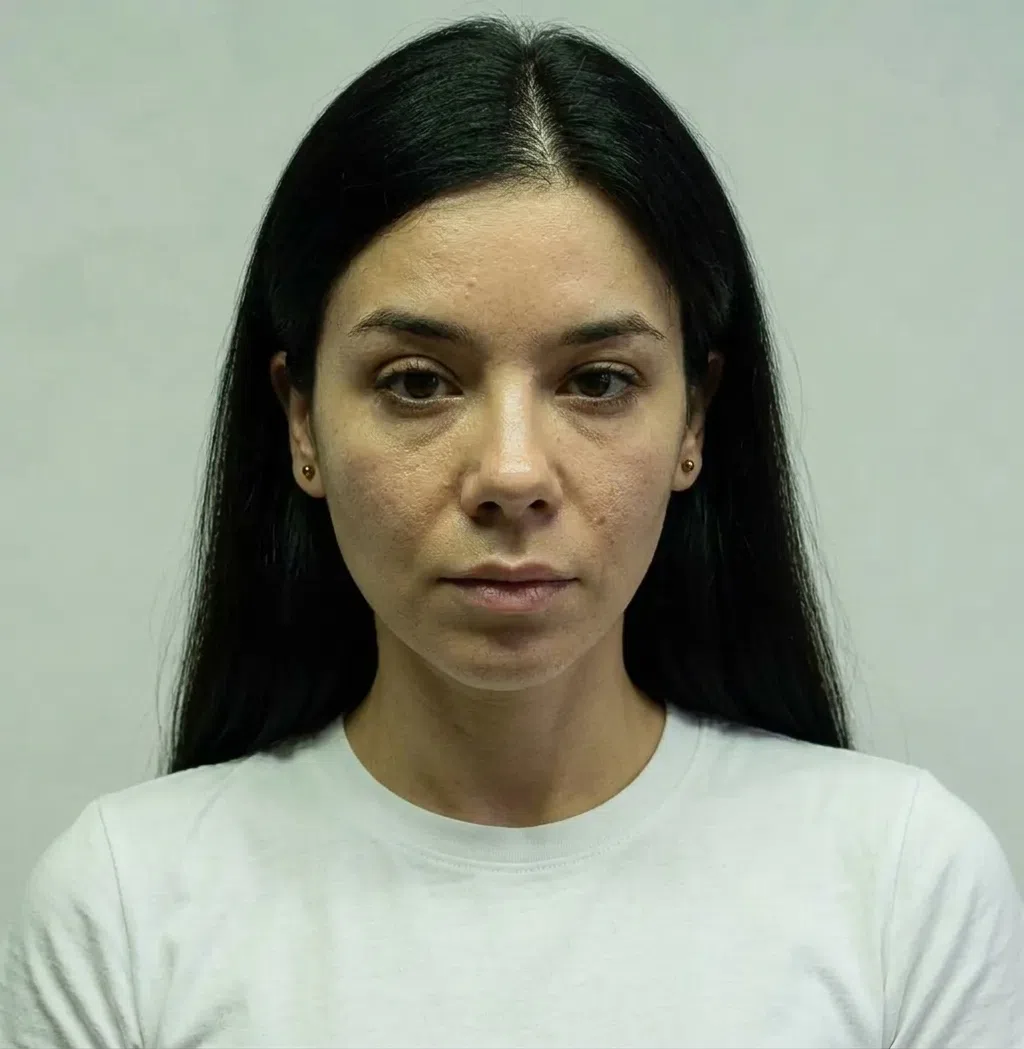 Жёсткий верхний свет: тени под глазами, подчёркнутые складки