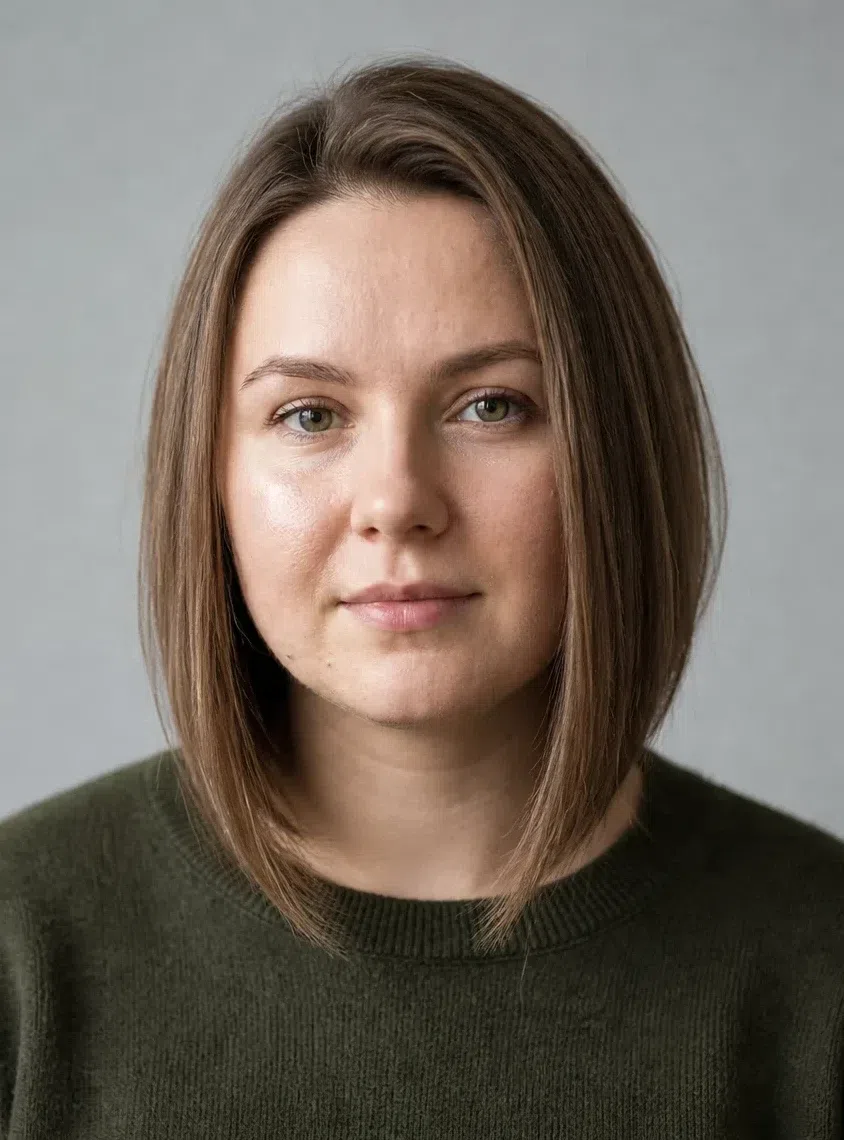 Удлинённый боб на круглом лице, вид спереди
