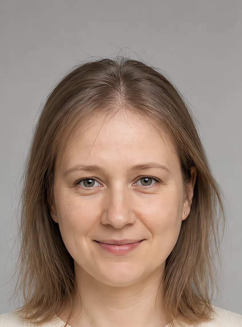 Женщина с тонкими волосами средней длины