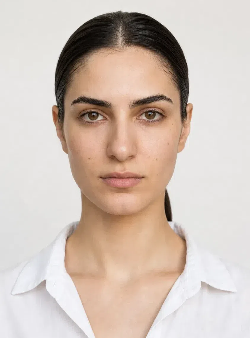 Гладкие прямые волосы с прямым пробором и открытым лбом - неудачно для вытянутого лица