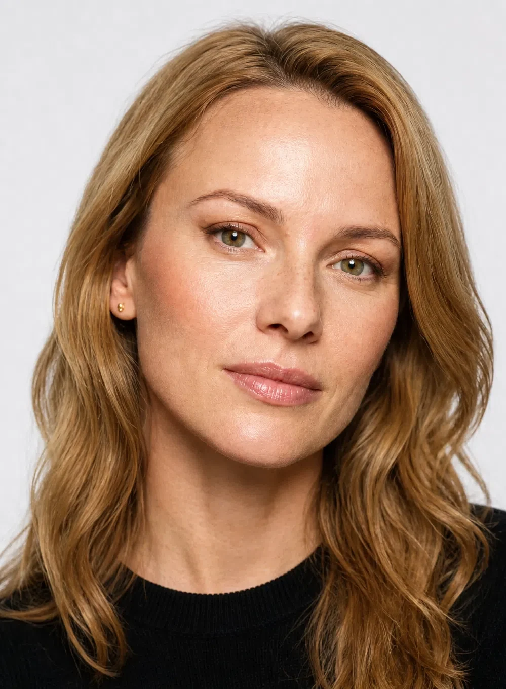 Мягкая стрелка карандашом: та же женщина, макияж в оттенках её колорита