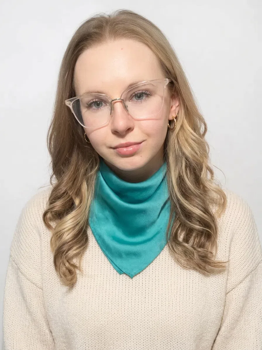 Полина с акцентом тёплая бирюза на светлой базе